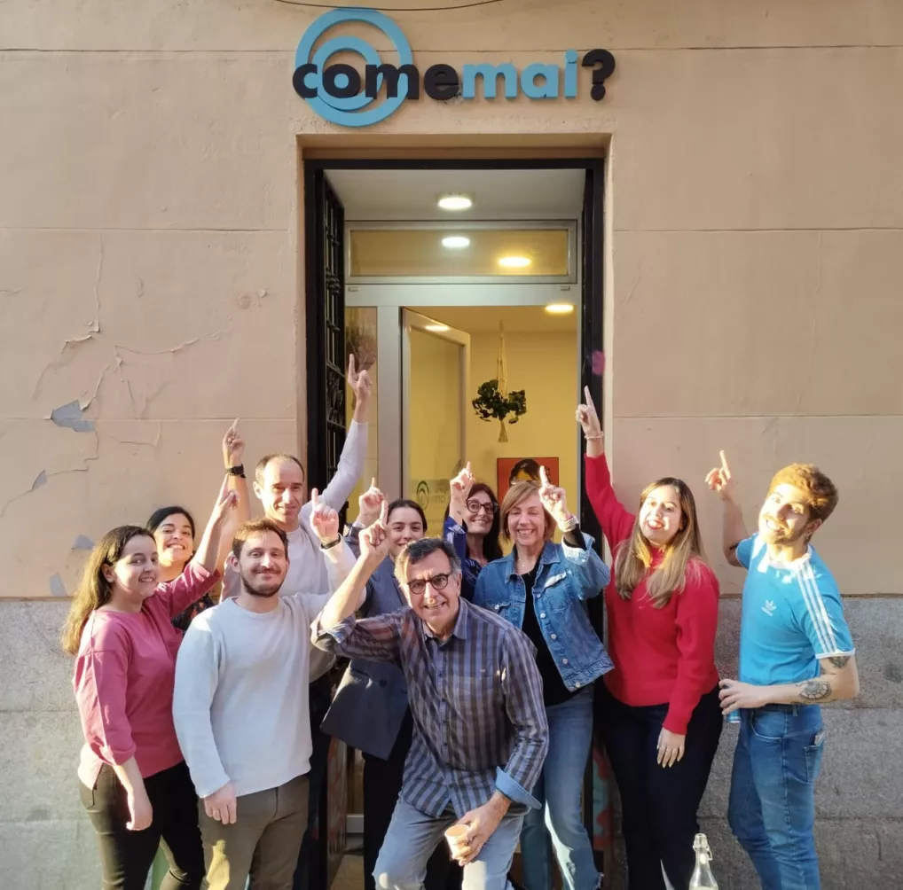 Come Mai academia en Malasaña. Estudiante delante de la entrada de la academia